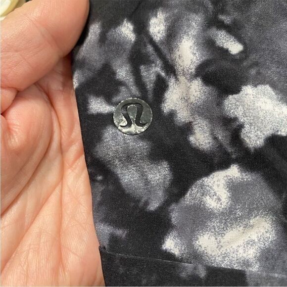 Lululemon Cuffed Shorts Women Size 4 - Picture 9 of 10